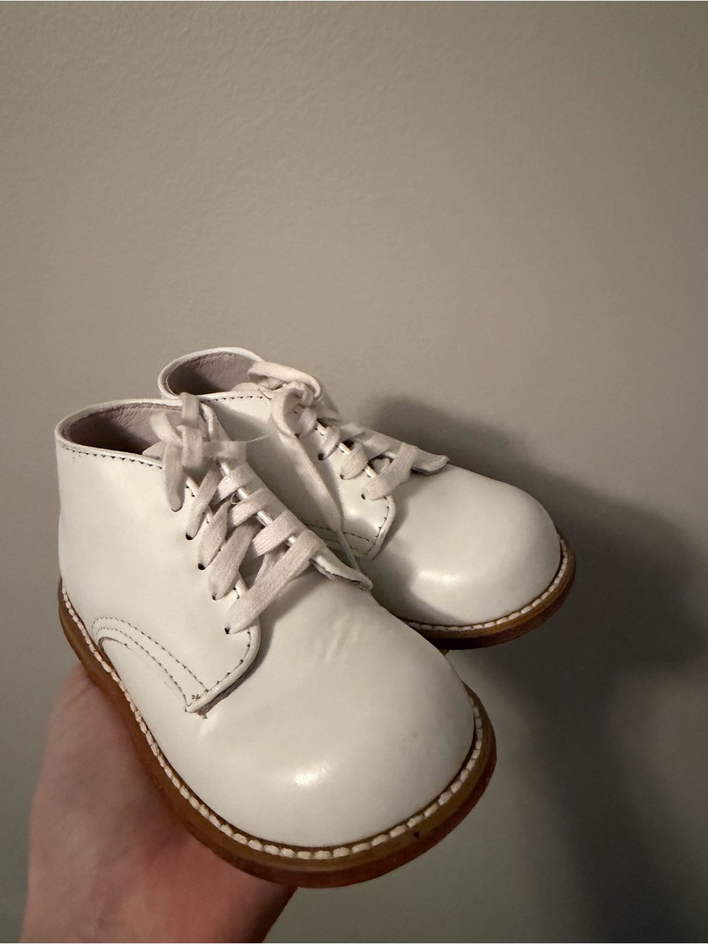 Footmates White Leather Lace-Up Shoes